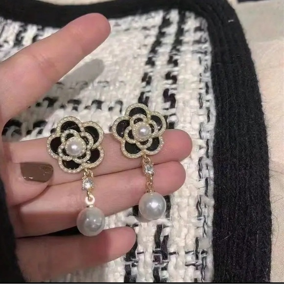 Flower Pearl Diamond Drop Vintage White and Black Earrings NWT New - Picture 1 of 6